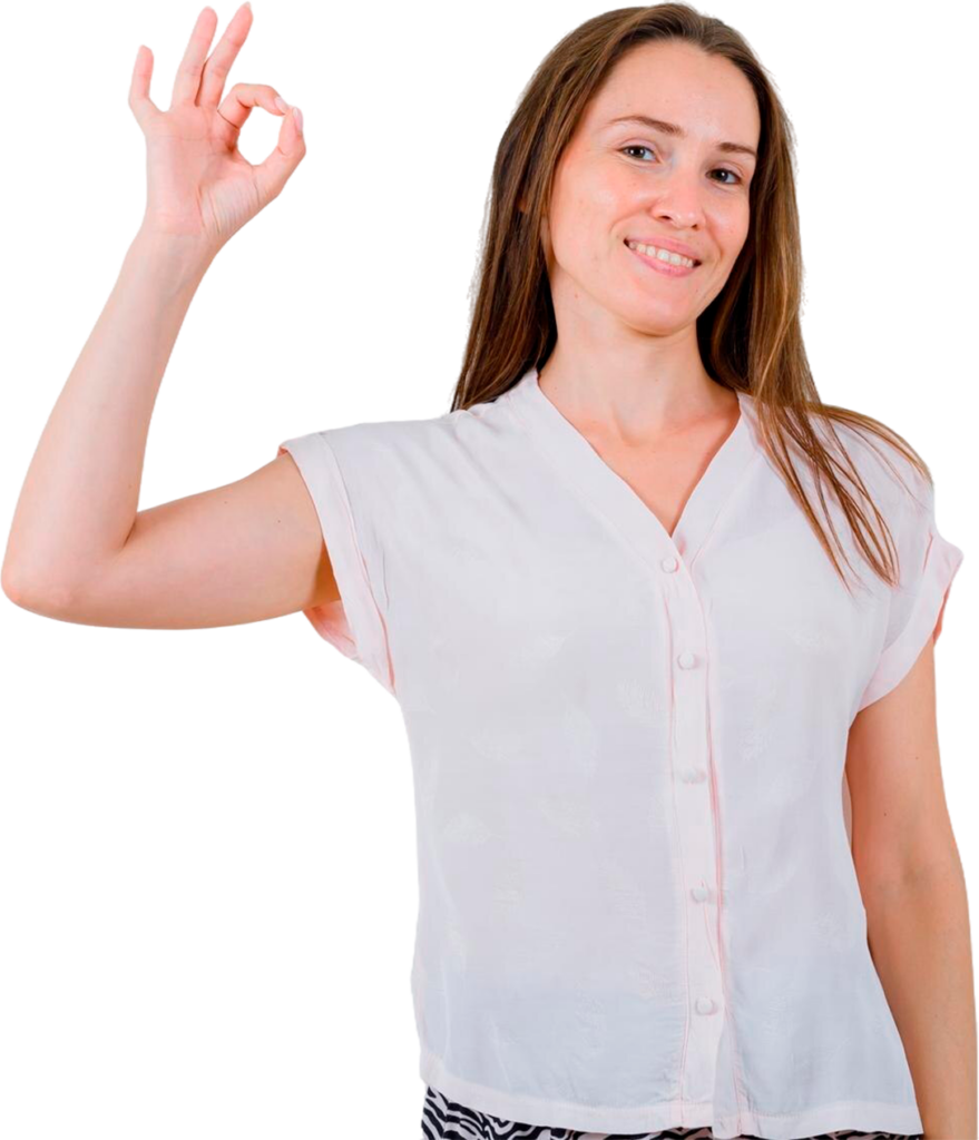 Frau im weißen T-Shirt lächelt und gibt das Handzeichen: Alles ist perfekt.